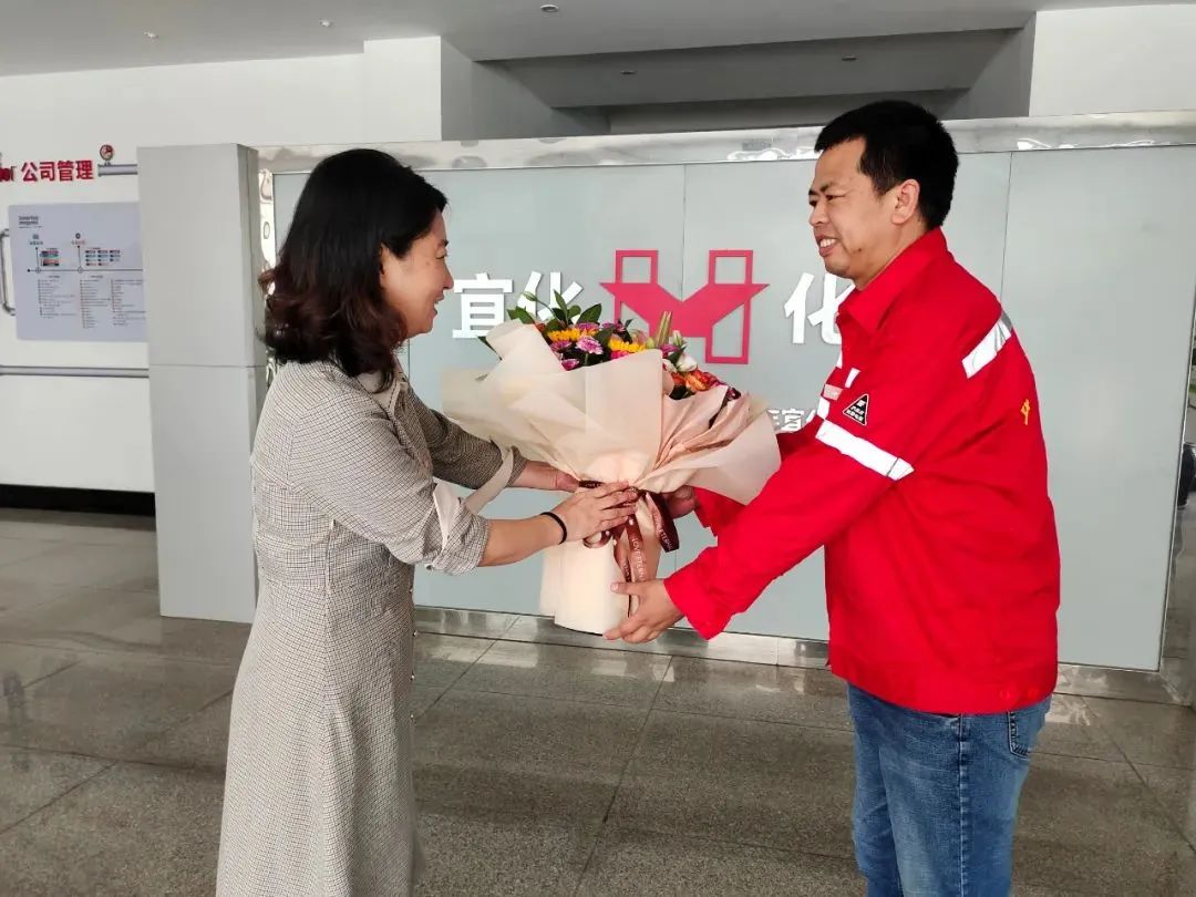 宜昌市總工會黨組成員、副主席李敏一行到化機(jī)公司慰問市勞動模范左霄(圖1) 圖片
