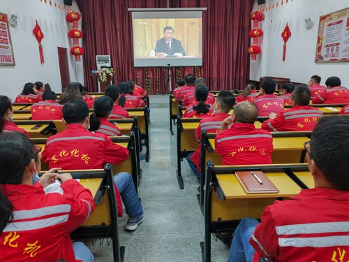 向抗疫英雄致敬！宜化集團(tuán)組織收看全國抗擊新冠肺炎疫情表彰大會(圖2)