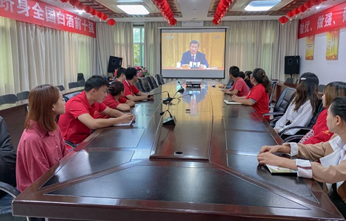 向抗疫英雄致敬！宜化集團(tuán)組織收看全國抗擊新冠肺炎疫情表彰大會(圖6)