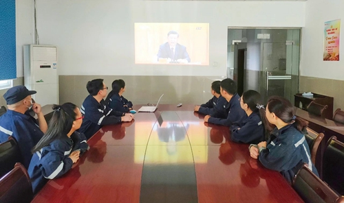 向抗疫英雄致敬！宜化集團(tuán)組織收看全國抗擊新冠肺炎疫情表彰大會(圖7)
