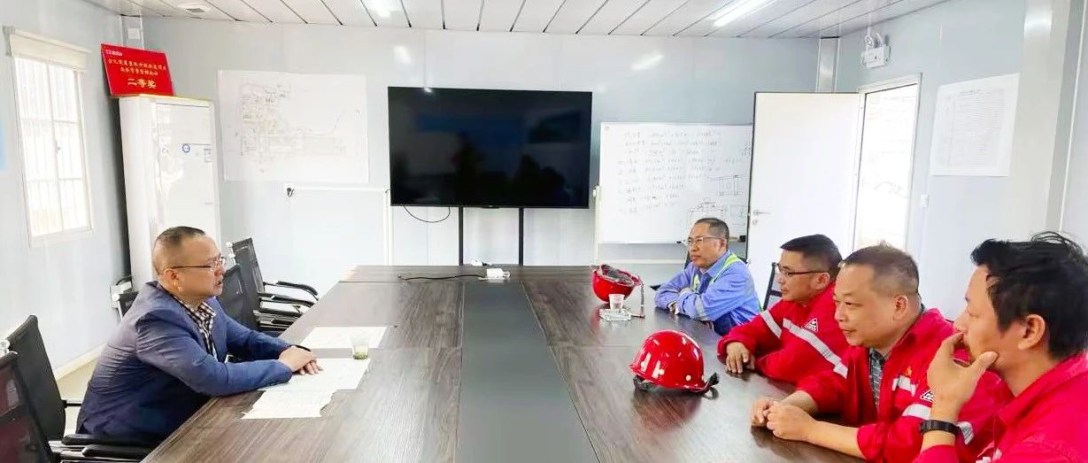 化機公司黨委書記、董事長、總經(jīng)理楊中澤到楚星項目現(xiàn)場辦公